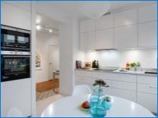 Valgete köökide disaini valikud halli vastupidisega