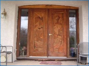 Puidust maja uksed